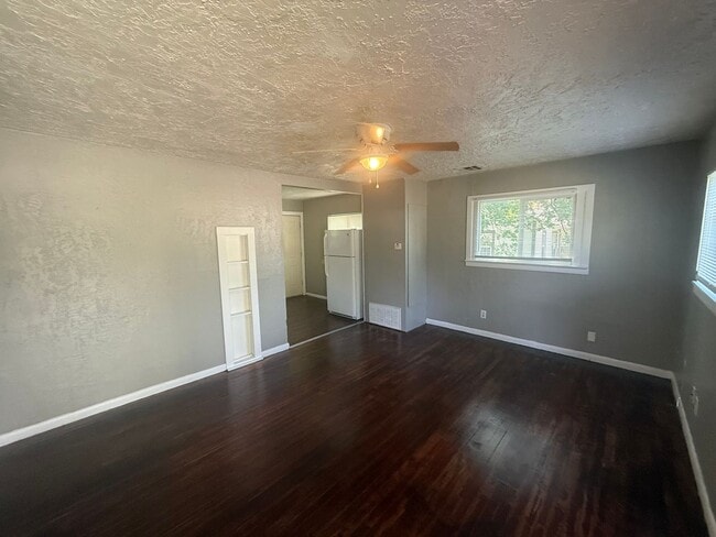 Building Photo - 529 S Ponca Ave