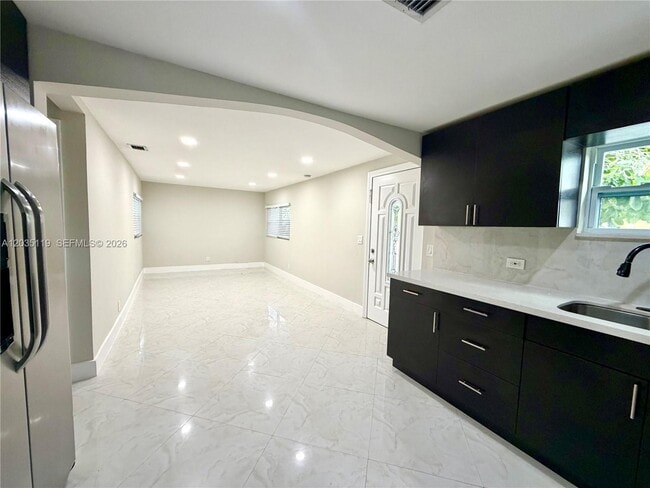 Foto del edificio - 9615 NW 3rd Ave