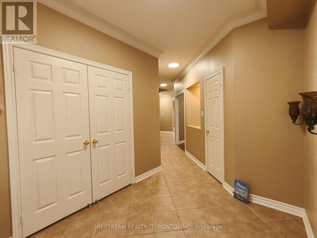 Building Photo - 279 Twin Hills Crescent