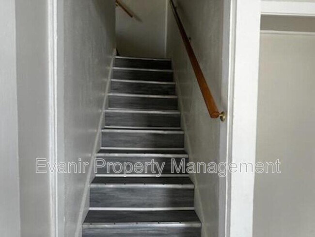 Building Photo - 521 S Isabella St