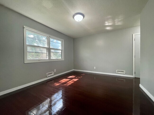 Building Photo - Amazing 7 Bedroom Single Family Home!