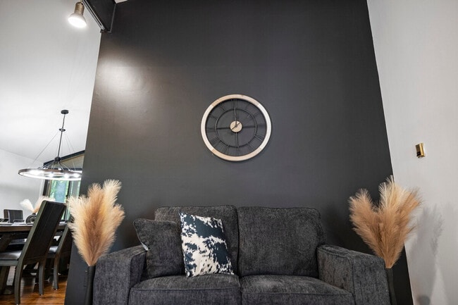 Foto del edificio - 108 Helms Hill Rd