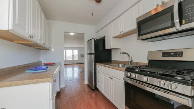 Building Photo - 3563 Bay Ave