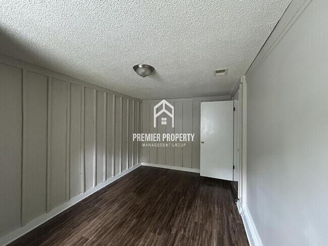 Foto del edificio - 6570 Ridgewood Rd