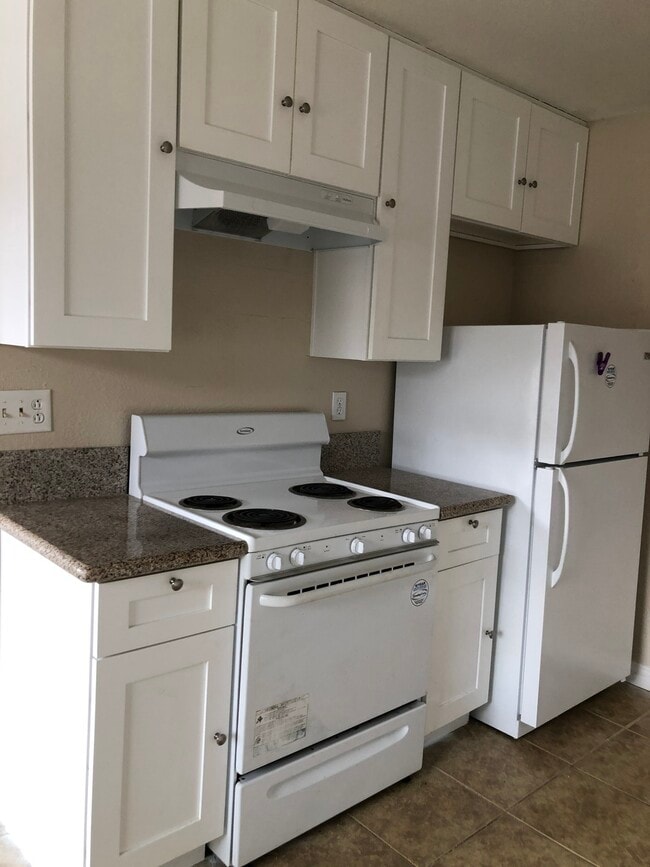 Building Photo - 23815 Hemlock Avenue, Unit 7