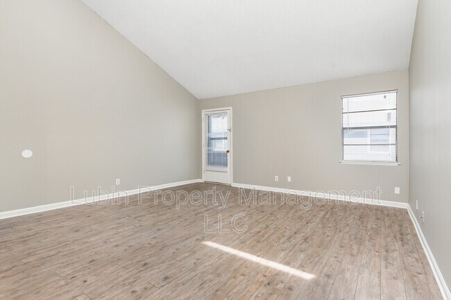 Foto del edificio - 395 Rocky Chute Rd