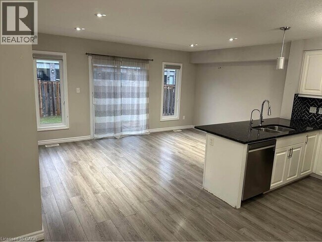 Photo du bâtiment - 78 Meadowridge St