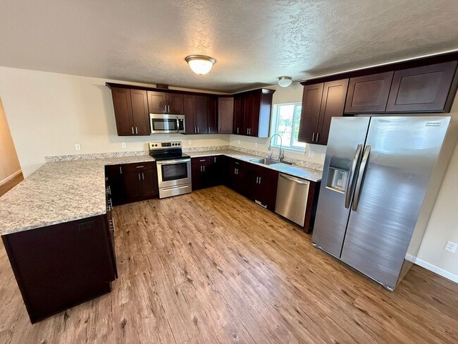 Building Photo - 3 Bedroom Charming Duplex