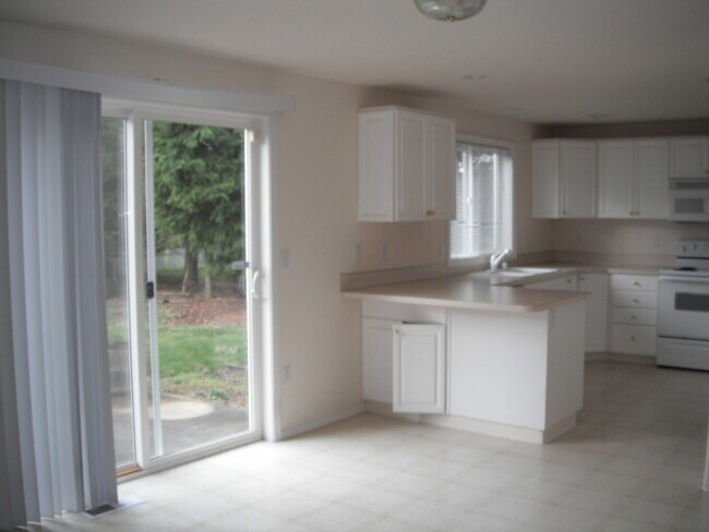 Foto del edificio - Spacious home and yard ready for you!