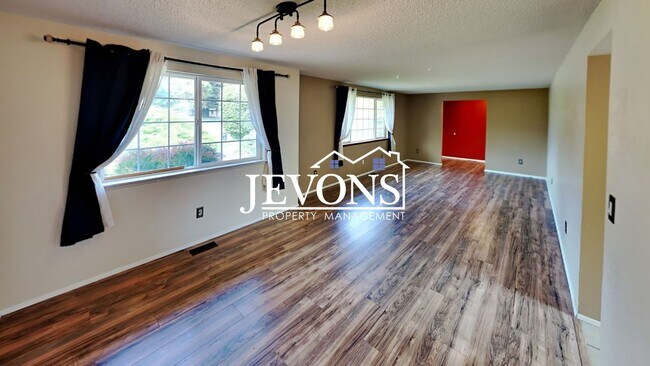 Foto del edificio - $900 Rent Credit | 3-bedroom single-family home near Randall Park with access to schools, shoppin...