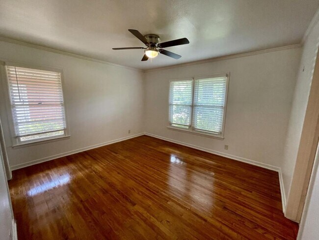 Building Photo - 1205 College Oaks Dr