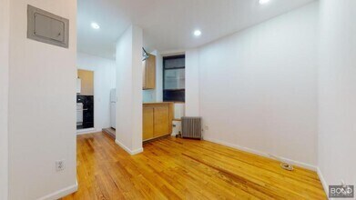 Building Photo - 214 E 10th St