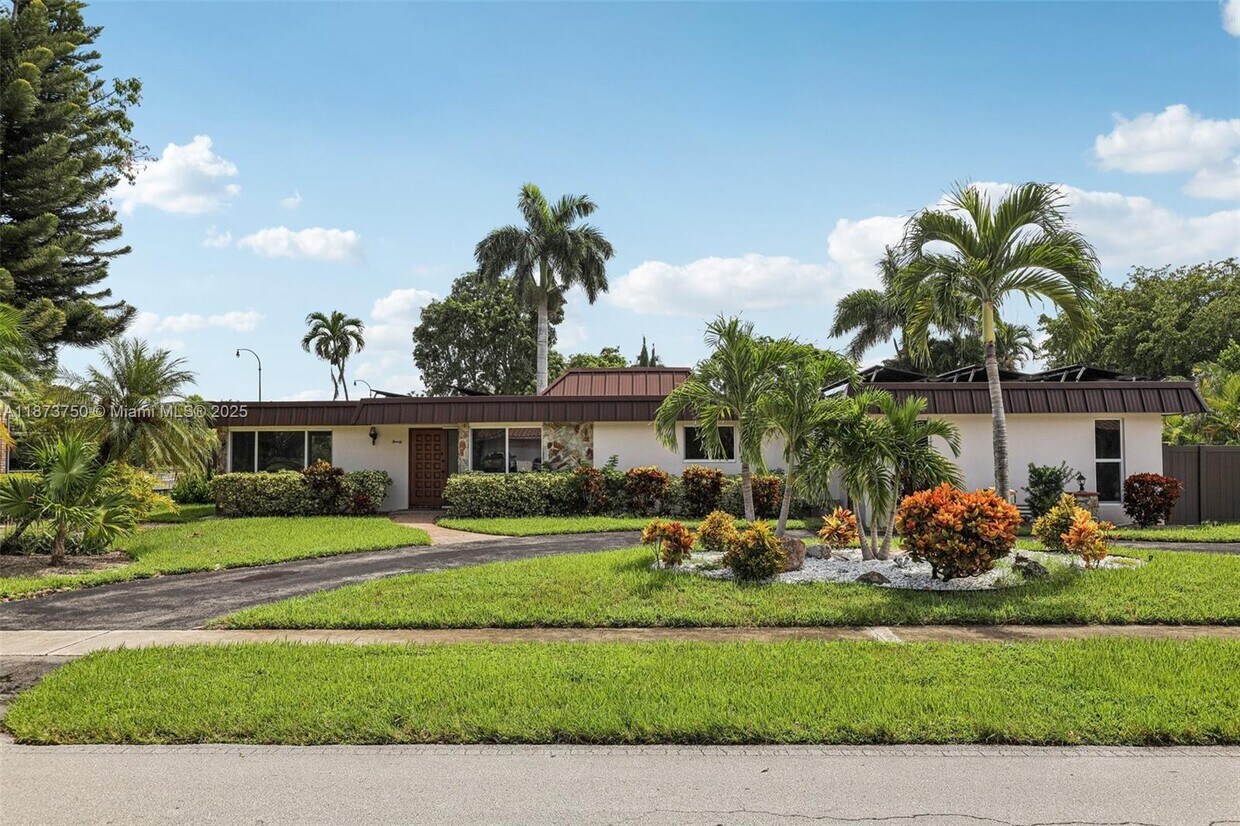 Primary Photo - 20 W Tropical Way