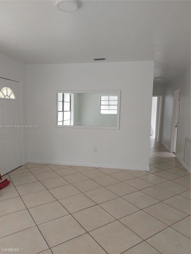 Building Photo - 3 br, 2 bath House - 1010 NE 213th Ter # 0