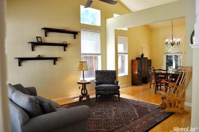 Building Photo - Comfortable Contemporary  Furnished home