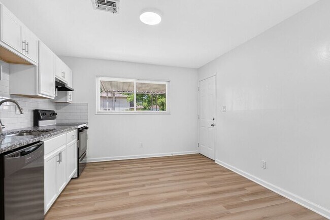 Building Photo - 5168 Mapleridge Dr