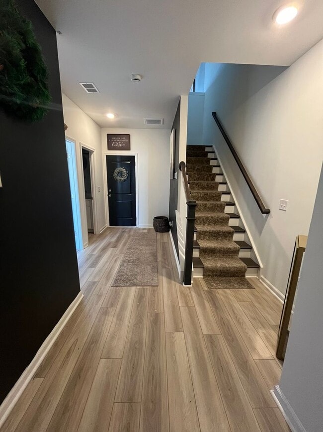 Building Photo - Tri-level Townhome in Foxbank Plantation