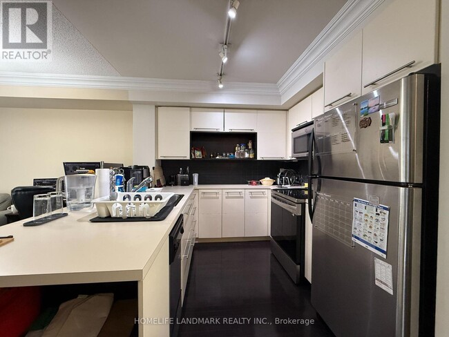 Building Photo - 21 Carlton St.