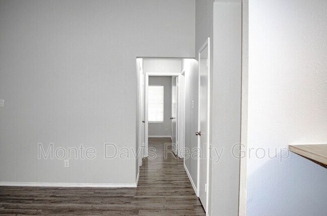 Building Photo - 908 Country Aire Dr
