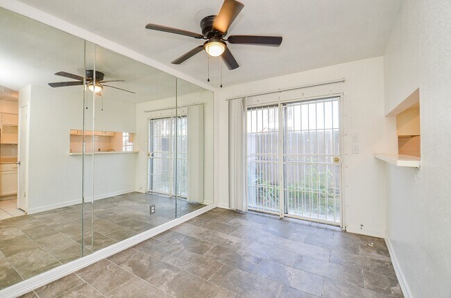 Foto del edificio - 9350 Country Creek St