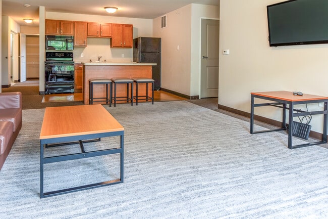 4 habitaciones, 2 baños y sala de estar - Element Student Apartments