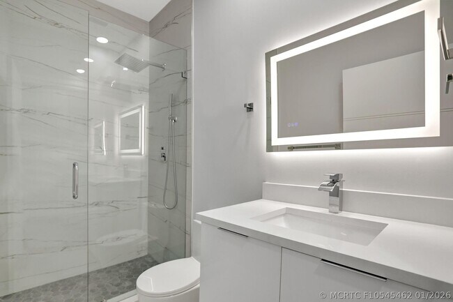Building Photo - 660 Cypress Club Way
