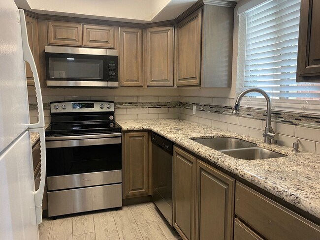 Foto del edificio - 2 Bedroom - 2 Bath Condo