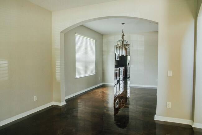 Foto del edificio - Elegant 5-Bedroom Pool Home with 3-Car Gar...