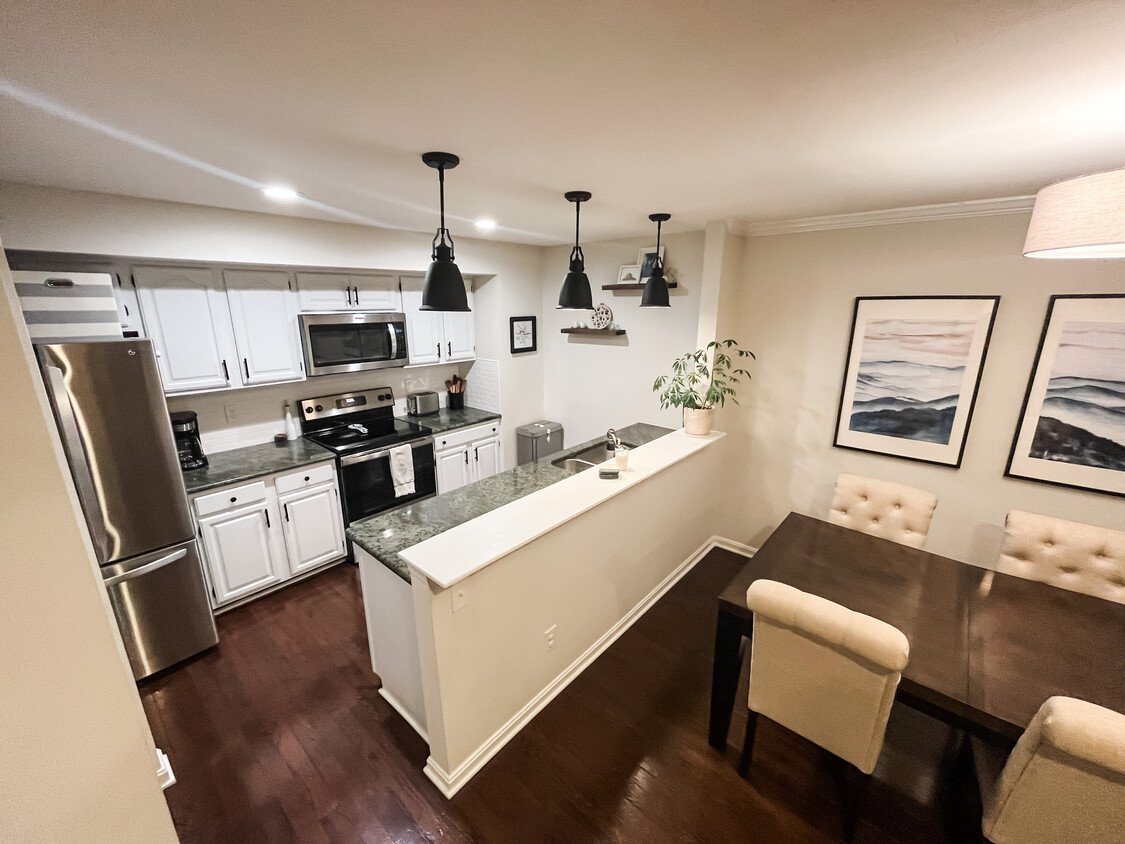 Open Kitchen, Bar Top, Dining Area - 901A S Scott St