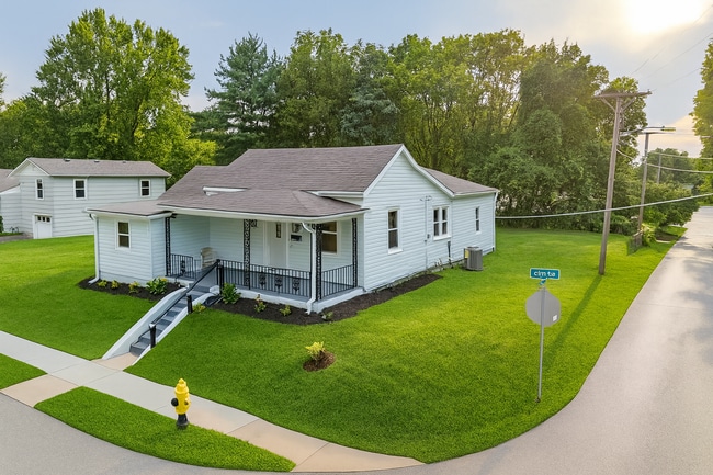 Building Photo - Lynn St