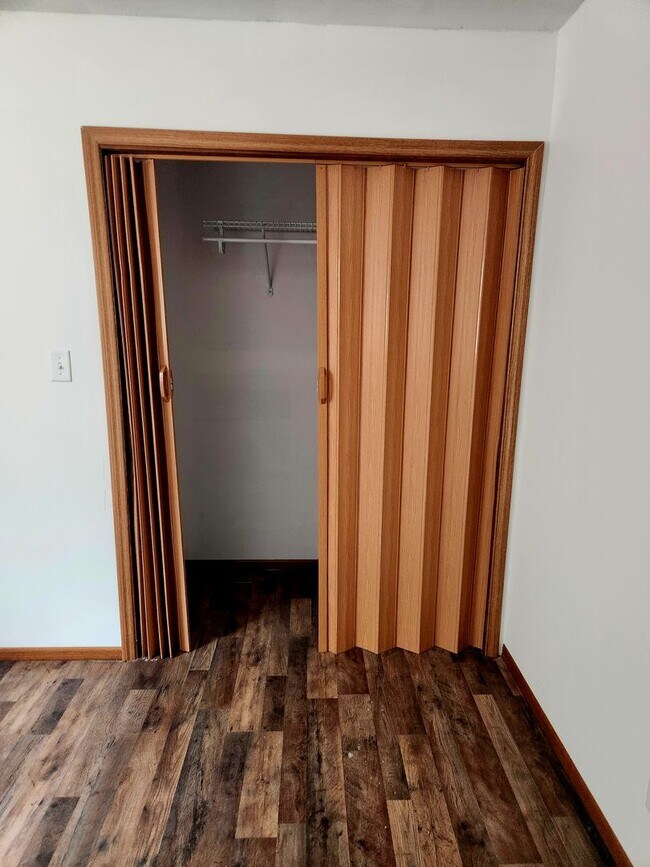Building Photo - Duplex Apartment in Belpre