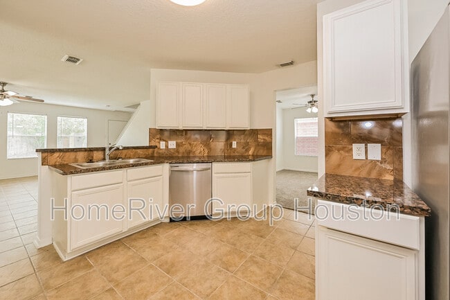 Building Photo - 20942 Foxwood Garden Dr