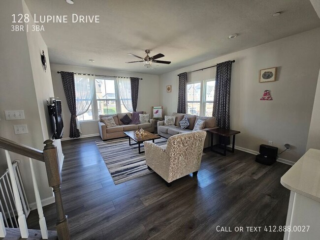 Foto del edificio - 128 Lupine Dr