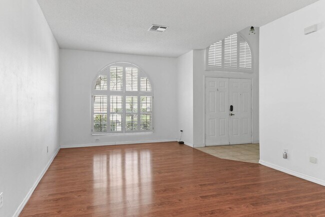 Building Photo - 3 bedroom, 3 bath with flex space  in Wint...