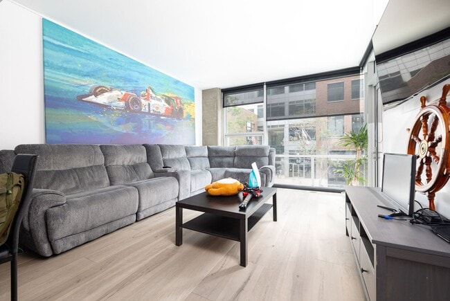 Foto del edificio - 1BD/1BATH Perfectly situated 1 bedroom condo for rent in Downtown!