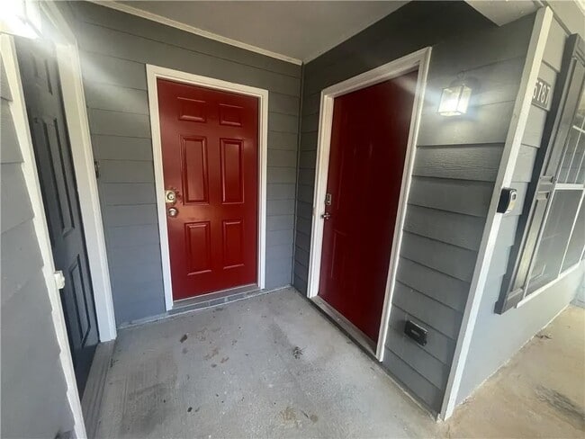 Unit B - 5787 Summerglen Ln