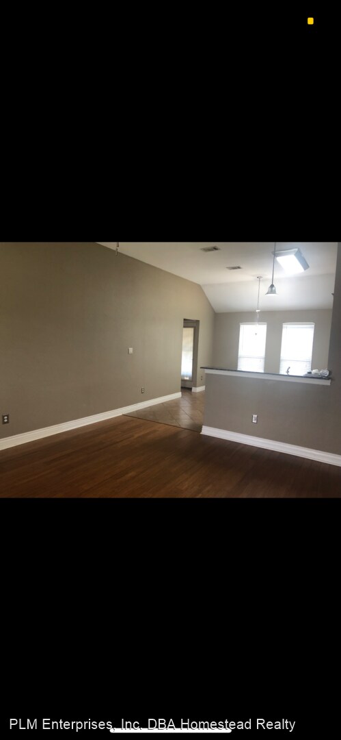 Building Photo - 5635 Shadowbend Cir N