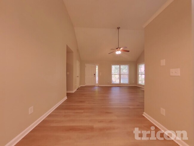 Building Photo - 450 Amsterdam Way