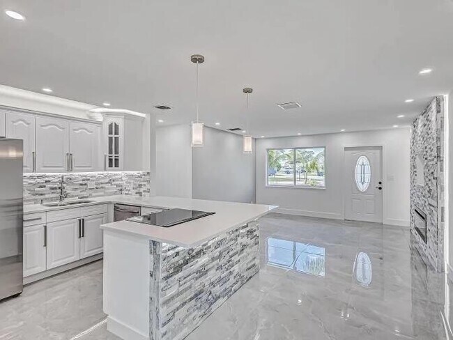 Building Photo - 855 Date Palm Dr