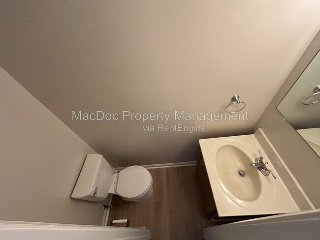 Foto del edificio - 16134 Clarence Ct