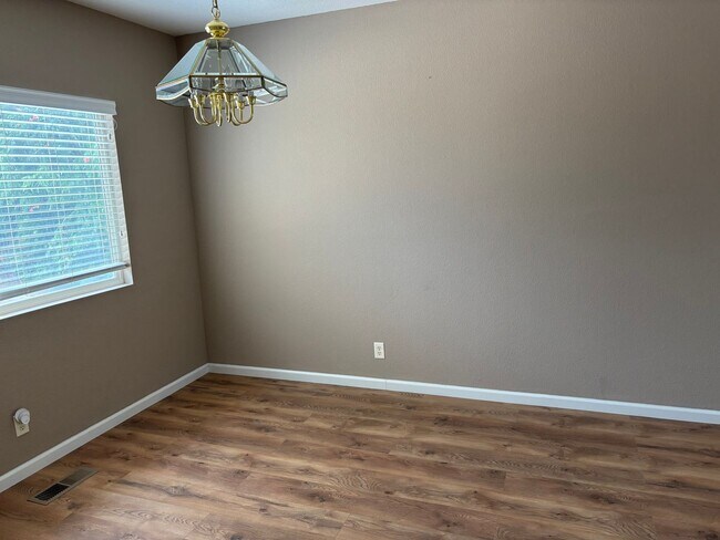 Foto del edificio - 4 bedroom 2.5 bath in NW Suburban Reno