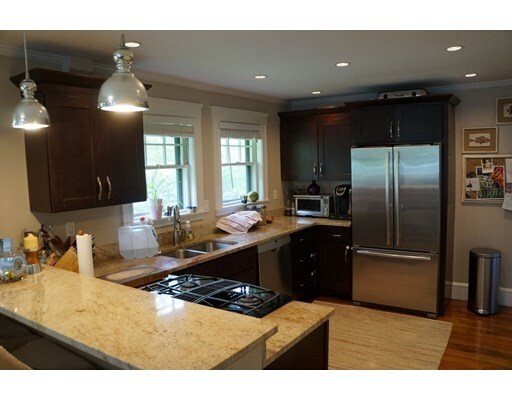 Building Photo - 566 W Roxbury Pkwy