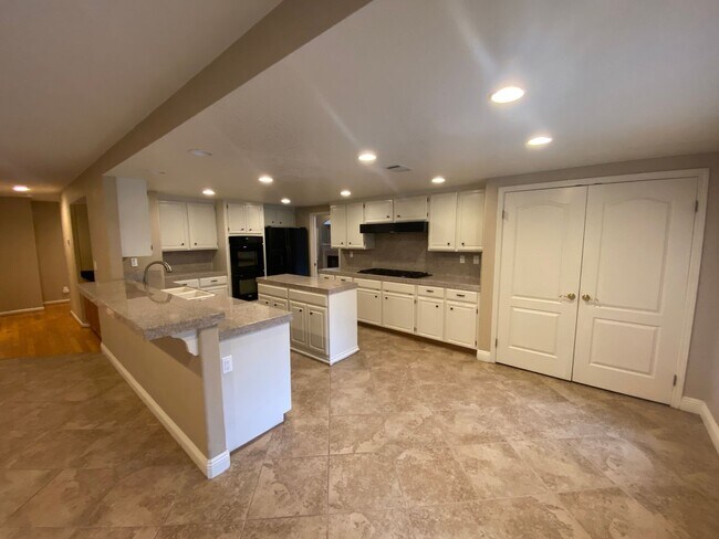 Building Photo - Gorgeous Home in the Desired Shadow Creek ...