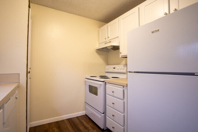 Foto del edificio - Spacious 1-Bed Surrounded by Tall Trees in Multnomah Village