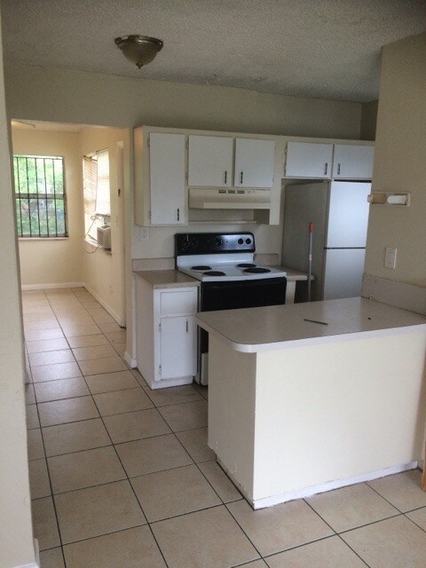 Foto del edificio - Large 3-2 house with  hookups for washer and dryer