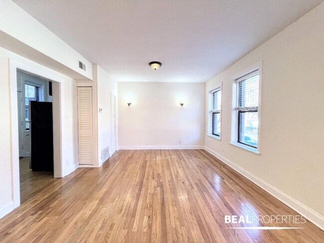 Building Photo - 2 bedroom in CHICAGO IL 60613