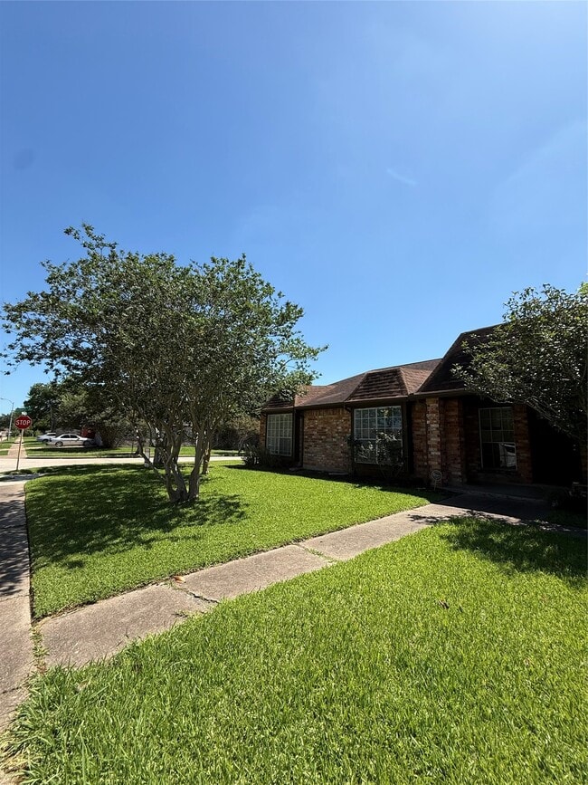 Building Photo - 9503 Homeland Dr