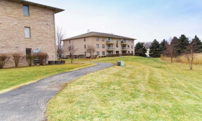 Building Photo - 1053 Ashley Ct N