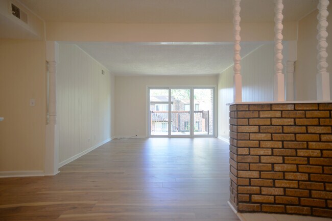 Foto del edificio - 1205 Pleasant Run Dr