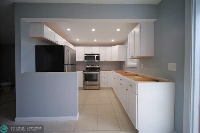 Building Photo - 8849 Sunset Dr